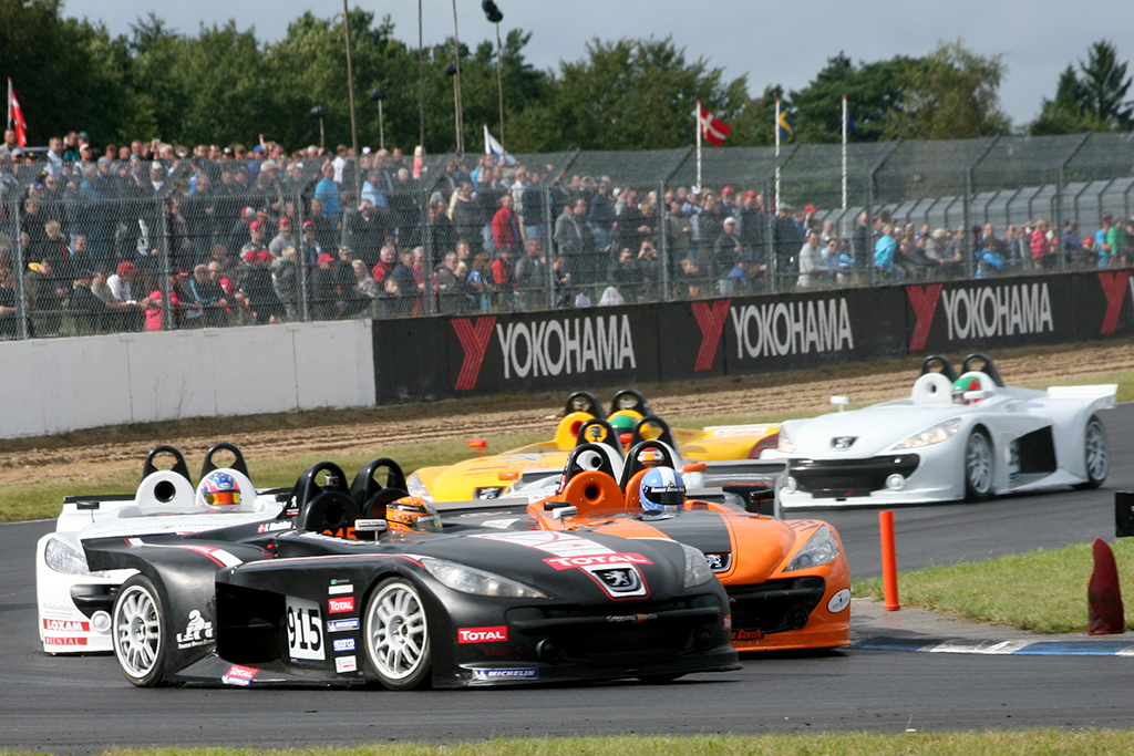 Peugeot Spider Cup leverede nogle spændende løb og delte tillige asfalten med de små hurtige Radical racere.
(Foto: Motorsporten.dk)